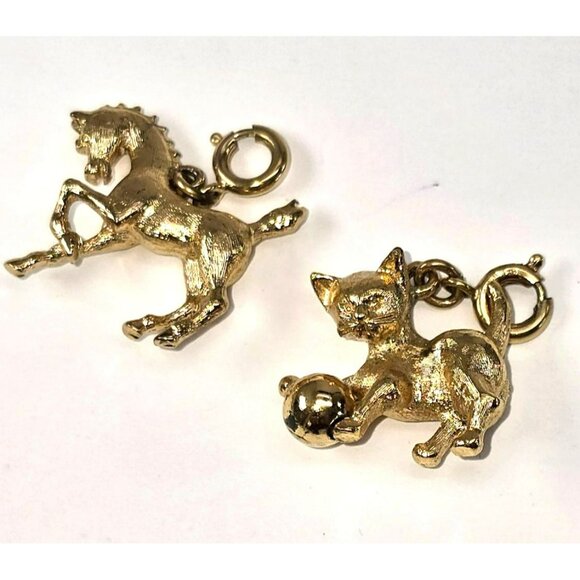 Vintage Gold-Tone Horse & Cat Charms Set With Round Clasps LI604 - Picture 1 of 7